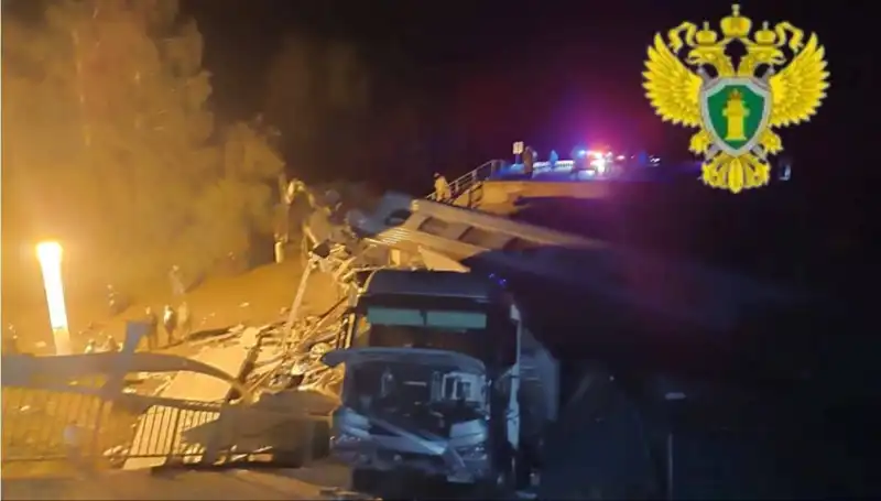 Rusya'da İki Köprünün Çökmesi ve Tren Kazası: Yedi Kişi Hayatını Kaybetti
