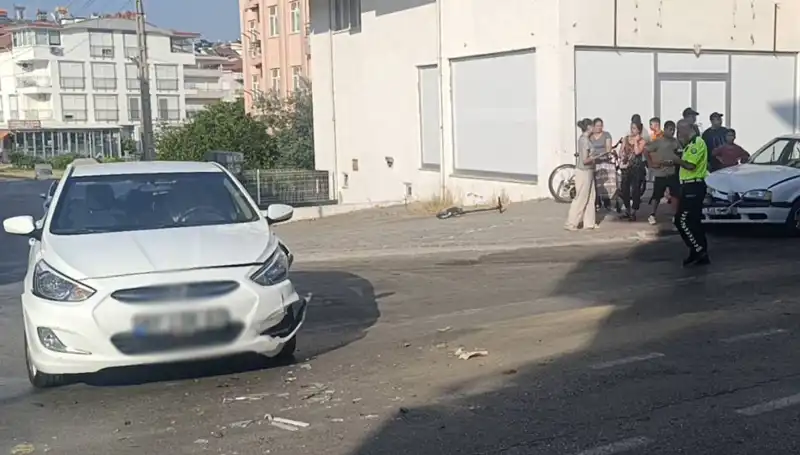 Antalya'da Korkunç Kaza: İki Otomobil Çarpıştı, Araçlar Hurdaya Döndü!