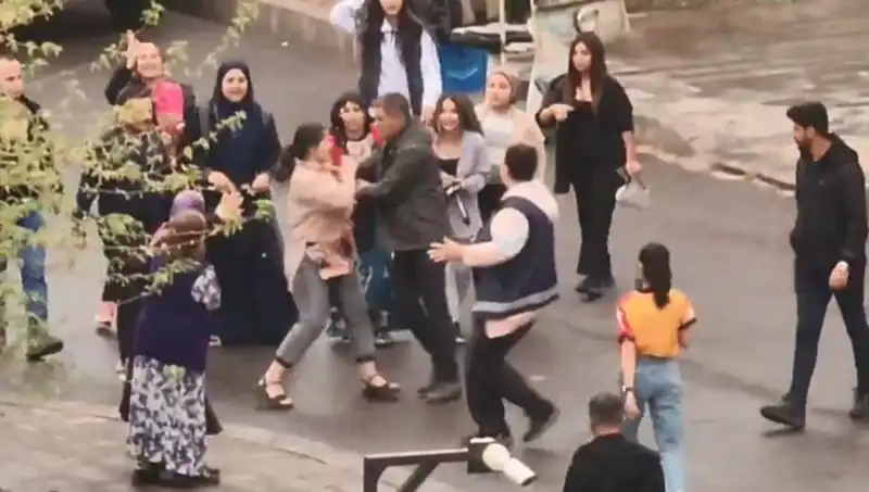 Adliye Önünde Tekmeli Yumruklu Kavga: Gözler Savaş Alanına Döndü