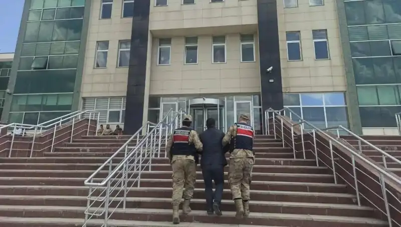 Saklandığı Yerde Yakalanan Aranan Kişi, Hapis Cezasıyla Yüz Yüze Geldi