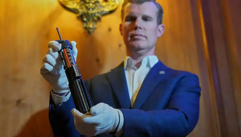 Darth Vader’ın Efsanevi Işın Kılıcı Rekor Fiyata Satıldı!