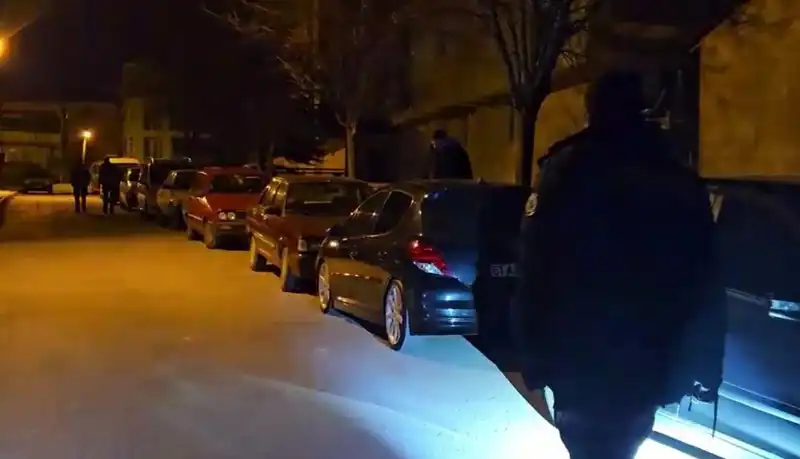 Park Halindeki Araçları Çizen Hırsızlar, Kaçarken Yakayı Ele Verdiler