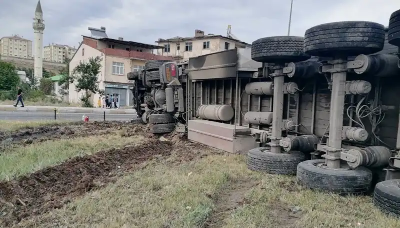 Korkunç Kaza: Freni Boşalan TIR Erzurum'da Dehşet Saçtı