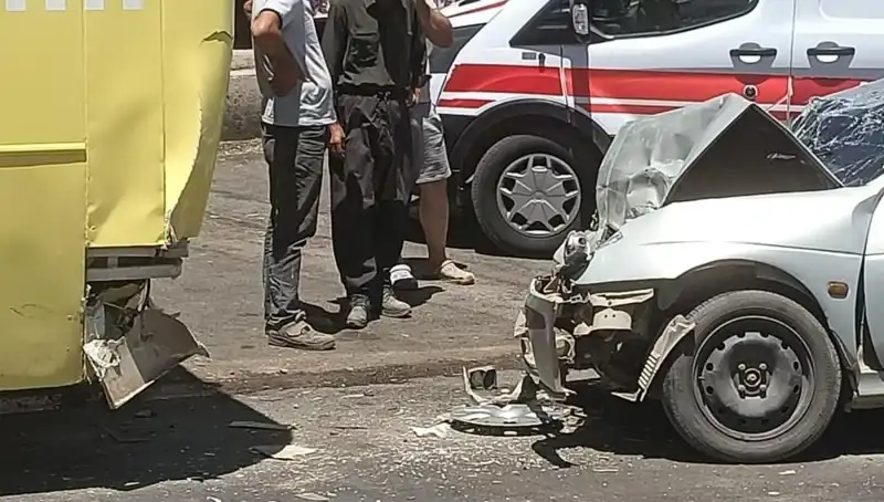 Halk Otobüsü ile Otomobil Çarpıştı: İki Yaralı, Olay Yerinde Panik
