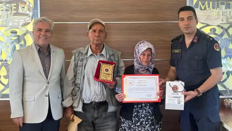 Yaşlı Çift, Tek Varoluşlarını Jandarmaya Bağışlayarak Tüm Ülkeyi Duygulandırdı