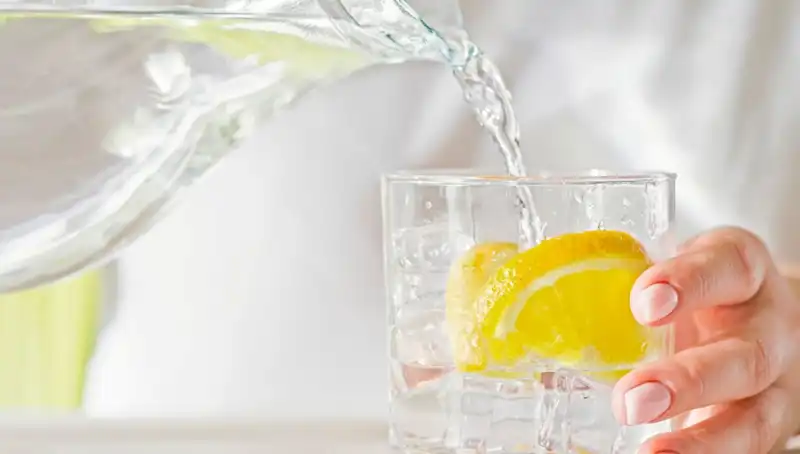 Limonlu Su Tüketmenin Bilinmeyen Faydaları: Doktor Açıklıyor