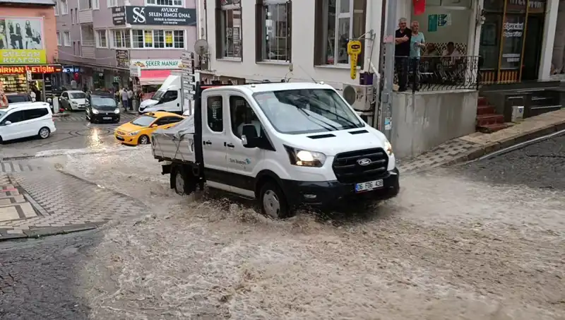 Şiddetli Sağanak, Şehirde Su Baskınlarına Sebep Oldu: İşte O Anlar!