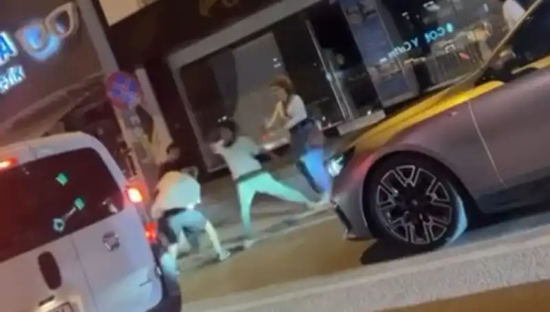 Cadde Boks Ringine Dönüştü: Sıcak Yaz Gecesinde Yumruklar Havada Uçuştu!