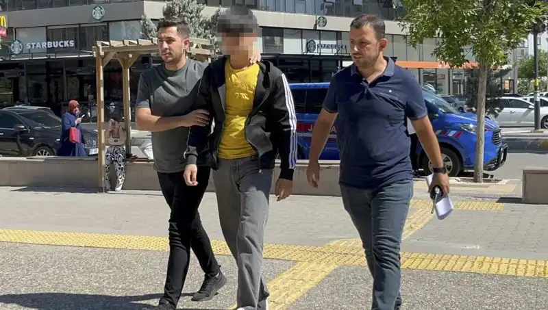 Tartışma Sonrası Ağabeyini Bıçaklayan Genç, Olayın Ardından Kaçtı