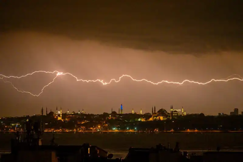 İstanbul’da Şok Soğuk: Sıcaklık 22 Derece Birden Düşüyor!