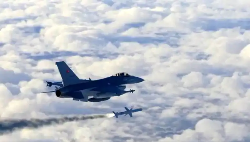 Türkiye'nin F-16 EDPOD Sistemi: Tüm Testleri Başarıyla Geçti!