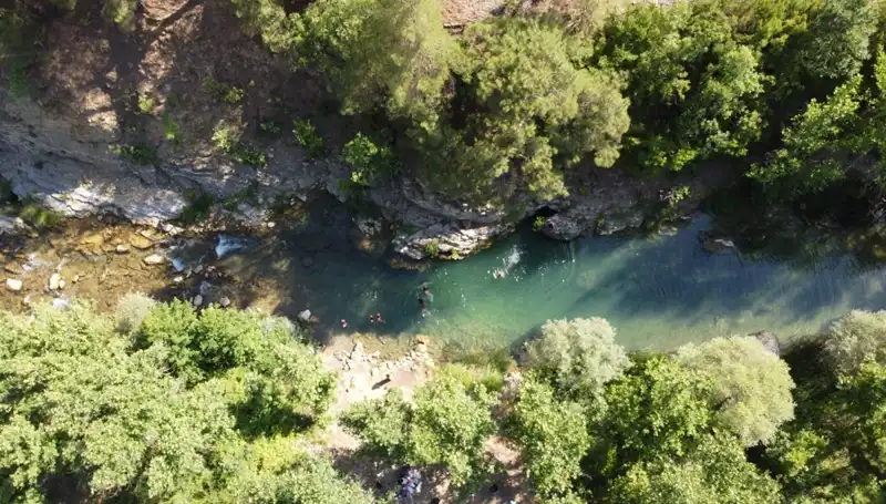 Adana'da Durdurulamayan Sıcaklık: Yaylacılar Doğal Sularla Ferahlıyor!