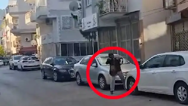 İzmir'deki Saldırganla Çatışma Anları Kameralara Yansıdı