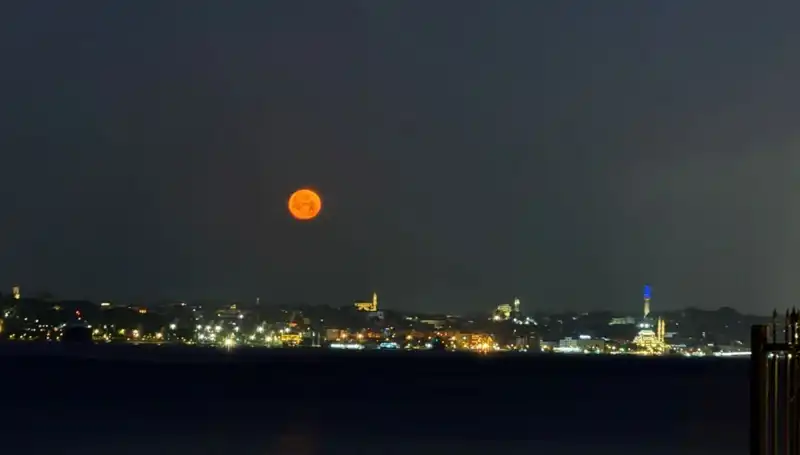 İstanbul'da "Çilek Dolunayı" ile Göz Kamaştıran Manzaralar Yaşandı