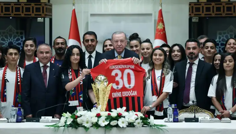 Yüksekovaspor Kadın Futbol Takımı, Cumhurbaşkanı Erdoğan'la Buluştu