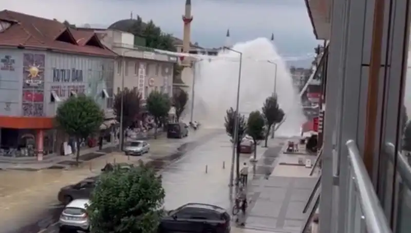 İçme Suyu Hattındaki Boru Patladı: Şehirde Su Şelalesi Yarattı!